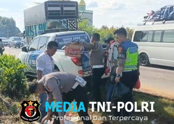 Respon Cepat, Personel Polres Lampung Utara Evakuasi Korban Laka Lantas di Jalinsum