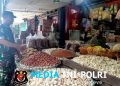 Babinsa Cek Ketersediaan Sembako di Pasaran Usai Hari Raya