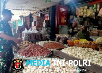 Babinsa Cek Ketersediaan Sembako di Pasaran Usai Hari Raya