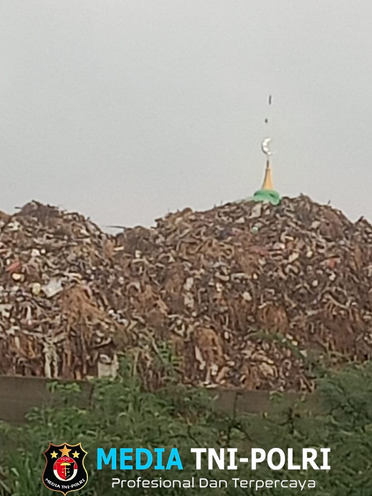 Tumpukan Sampah Menggunung di Pasar Induk Kramat Jati, Pedagang dan Warga Resah