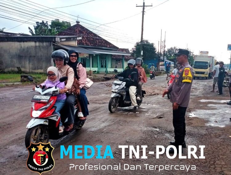 Peduli Keselamatan, Polsek Punggur Gandeng Warga dan Pelaku Usaha Perbaiki Jalan Rusak