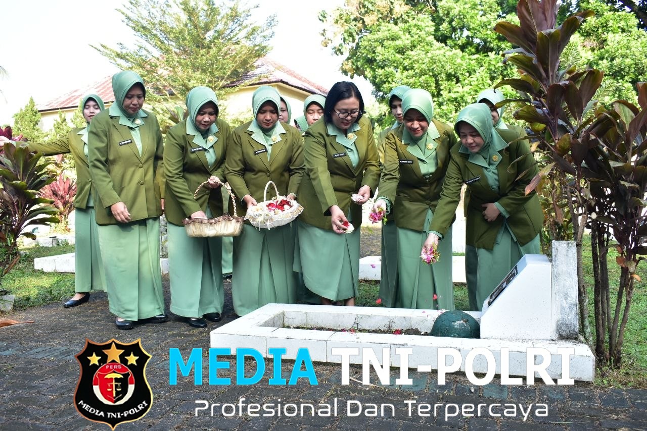 Ziarah Penuh Khidmat, Persit KCK Cabang XXXII Dim 0818 Peringati HUT ke-80 dengan Tabur Bunga di TMP Prayudha Nirwana