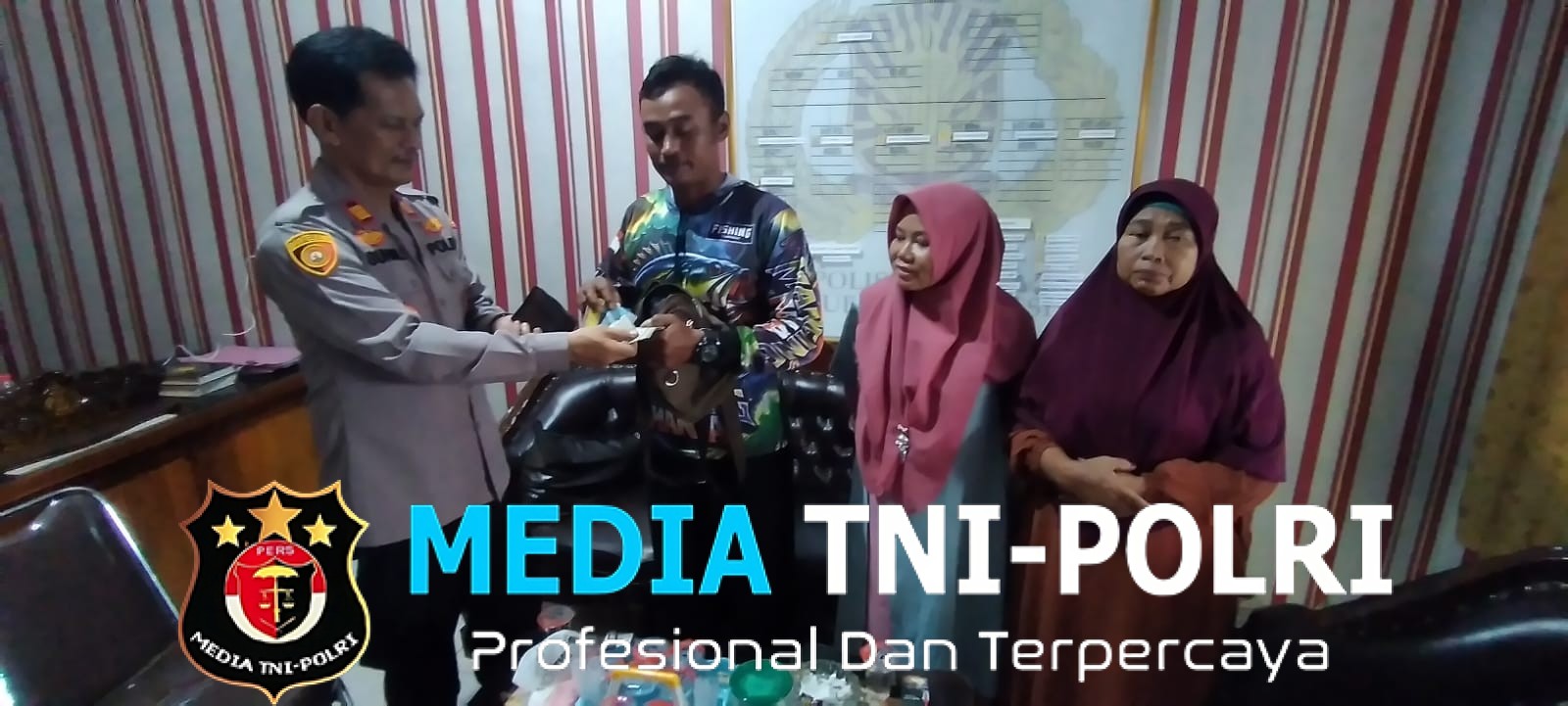 Bukti Respons Cepat Polisi, Polsek Abung Barat Serahkan Barang Milik Warga Bengkulu Korban Perampasan