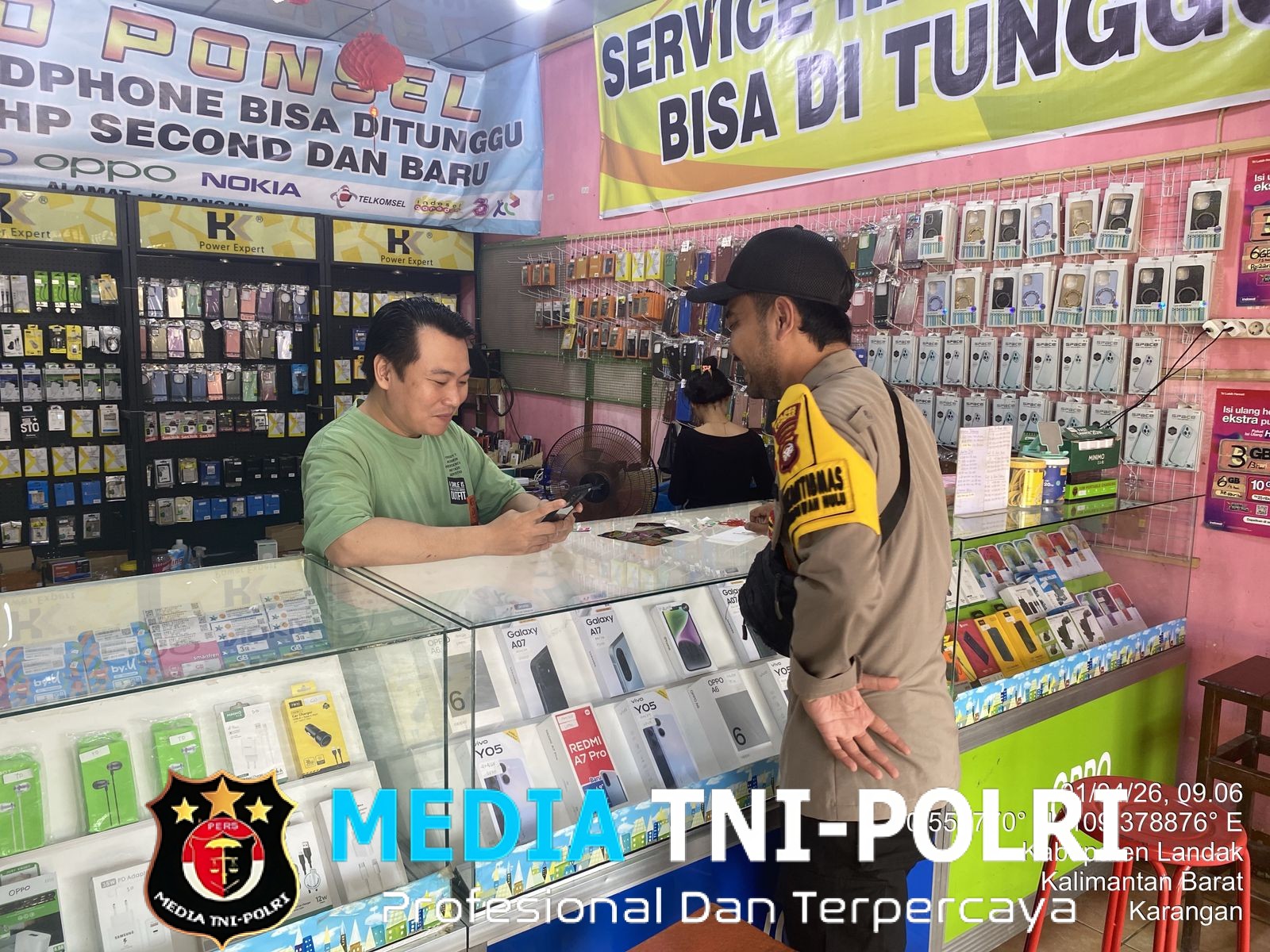 Bhabinkamtibmas Polsek Mempawah Hulu Sambangi Warga, Sampaikan Pesan Kamtibmas