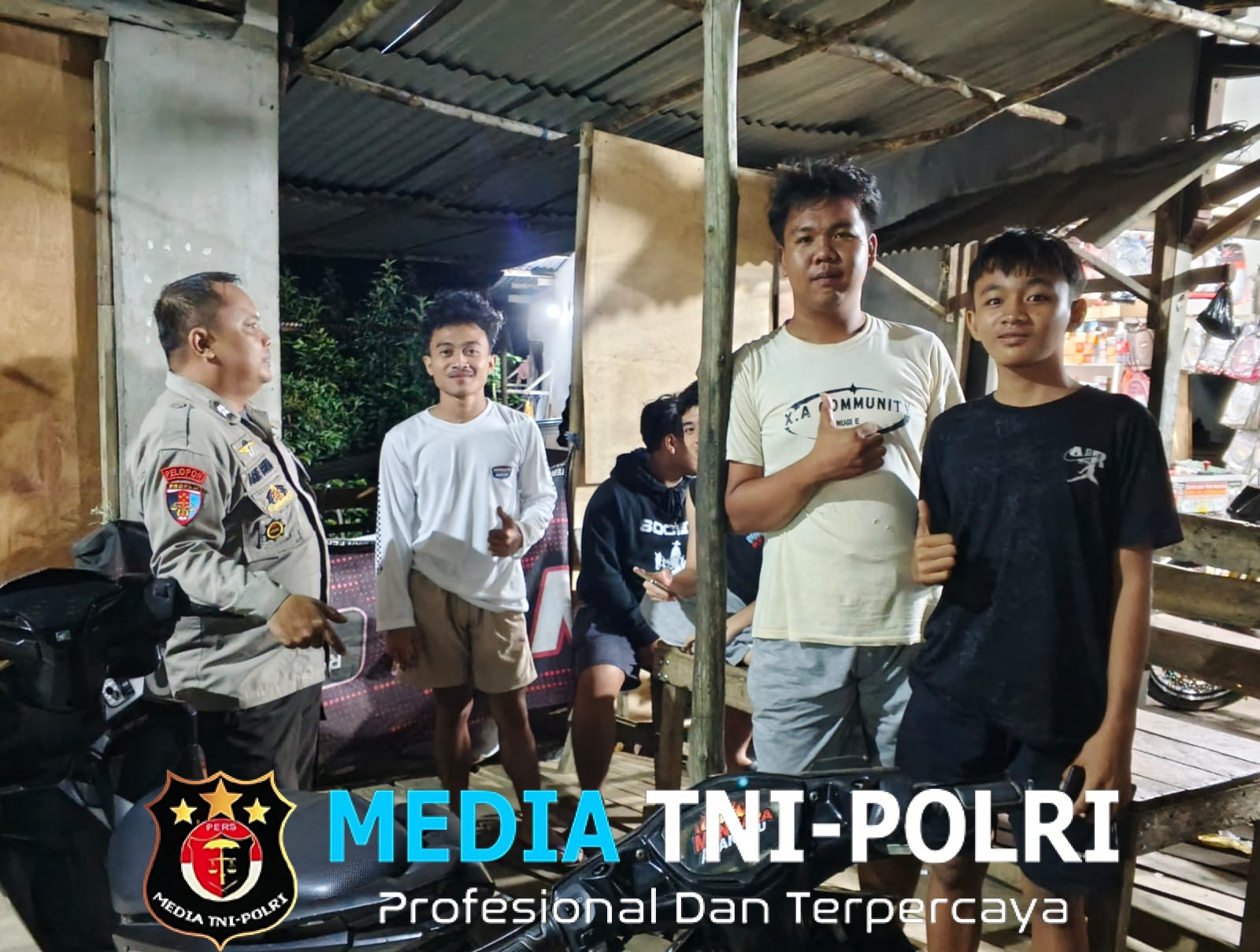 Patroli Malam Polisi Sapa Remaja Nongkrong, Suasana Santai Berubah Penuh Pesan Kamtibmas
