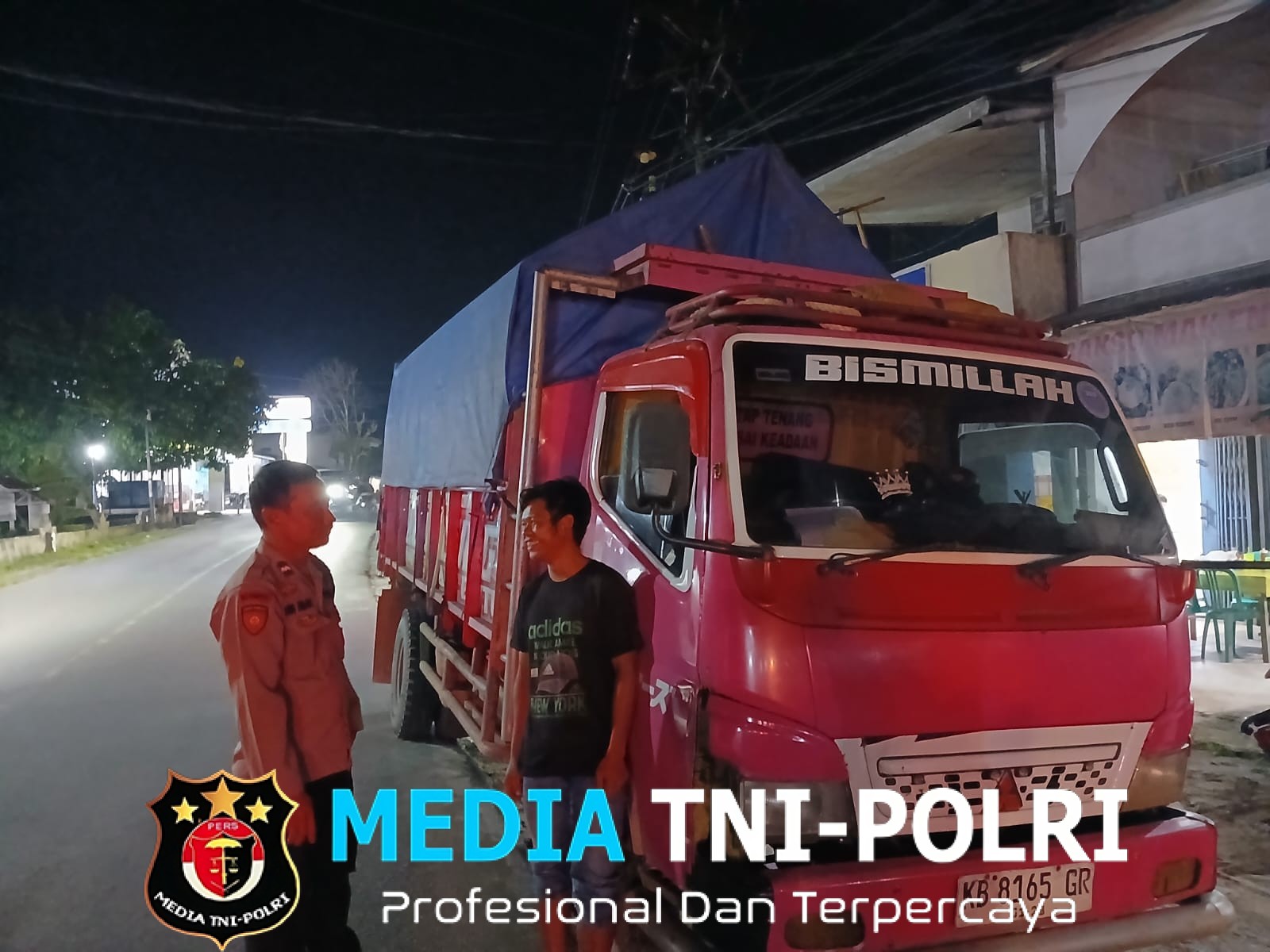Patroli Malam Penuh Kepedulian, Polisi Sapa Sopir Truk Jelang Berangkat