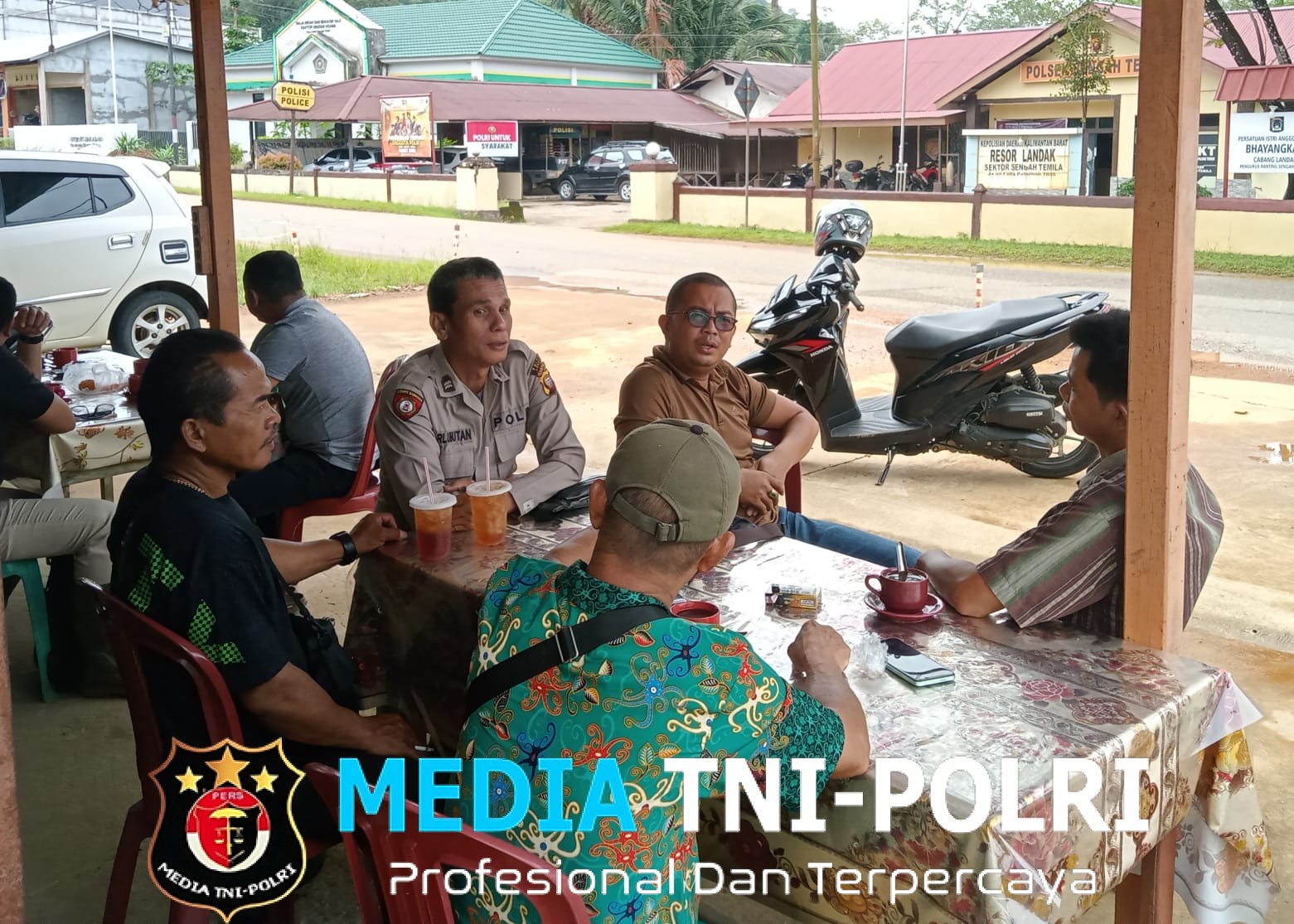 Pendekatan Humanis Polri Ngobrol Santai Bareng Tokoh Adat Demi Kamtibmas