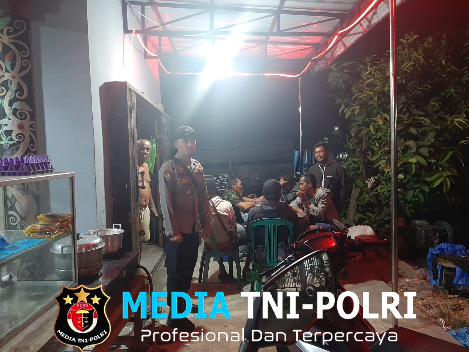 Polisi Sambangi Warga Saat Santai Malam, Sampaikan Pesan Humanis Jaga Kamtibmas
