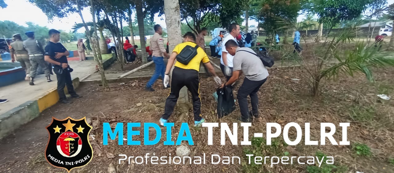 Tiga Pilar Bersatu, Polsek Mesuji Timur Gelar Gotong Royong Bersih-bersih Alun-Alun Marga Jadi