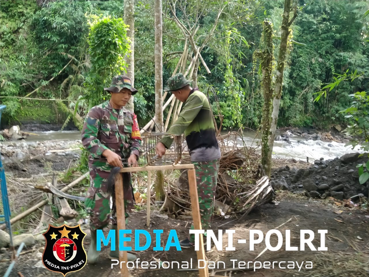 Danramil Songgon Pimpin Langsung Hari Ke-6 Karya Bakti Jembatan Garuda — TNI dan Rakyat Satukan Keringat di Sungai Binau