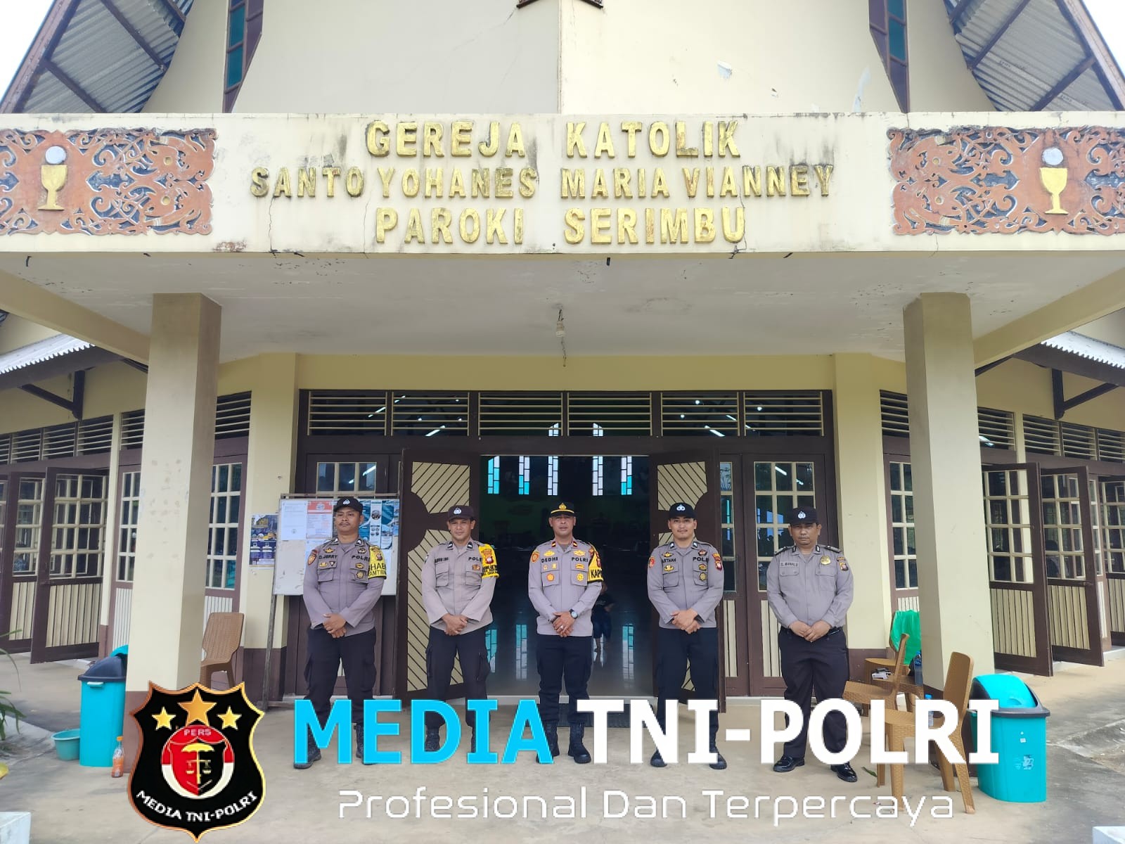 Hadirkan Rasa Aman, Kapolsek Air Besar Pimpin Pengamanan Ibadah Jumat Agung