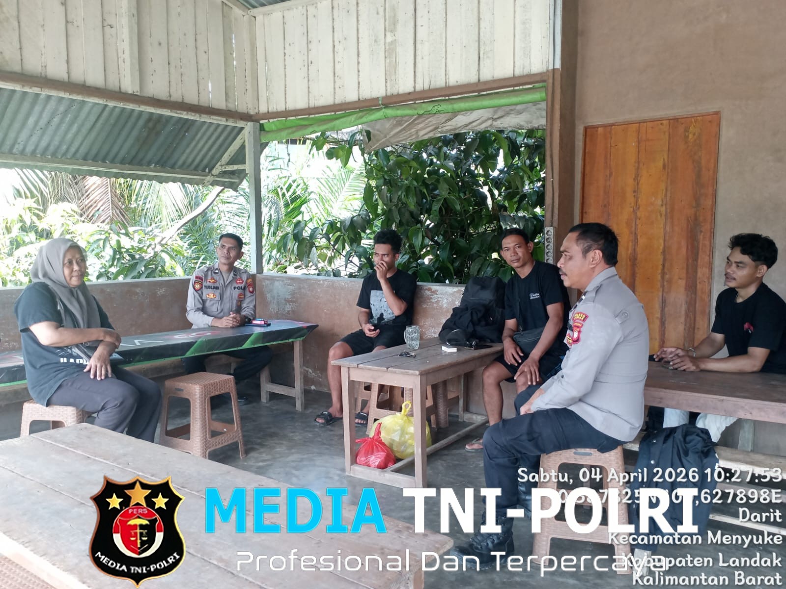 Berikan imbauan Kepada Warga Masyarakat Yang Lagi Santai Saat Laksanakan Patroli Siang