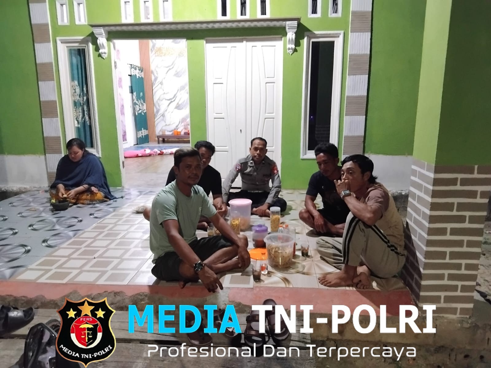 Asyik Nyantai di Teras Rumah, Warga Disapa Polisi Saat Patroli Malam