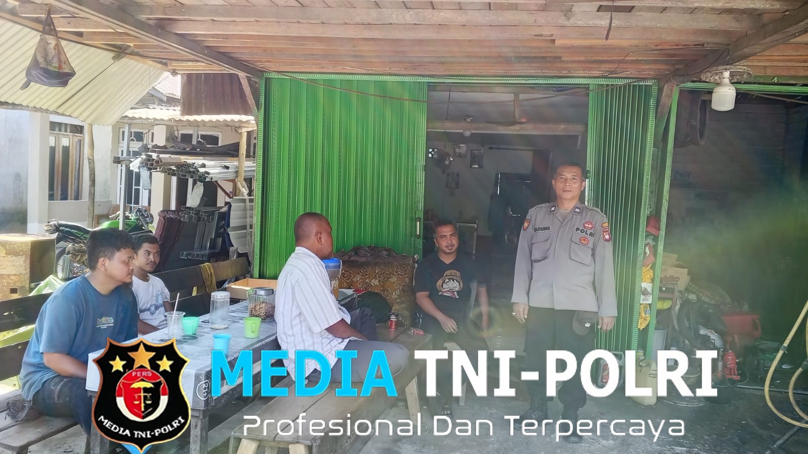 Polisi Menyapa, Warga Tersenyum Patroli Siang yang Penuh Keakraban