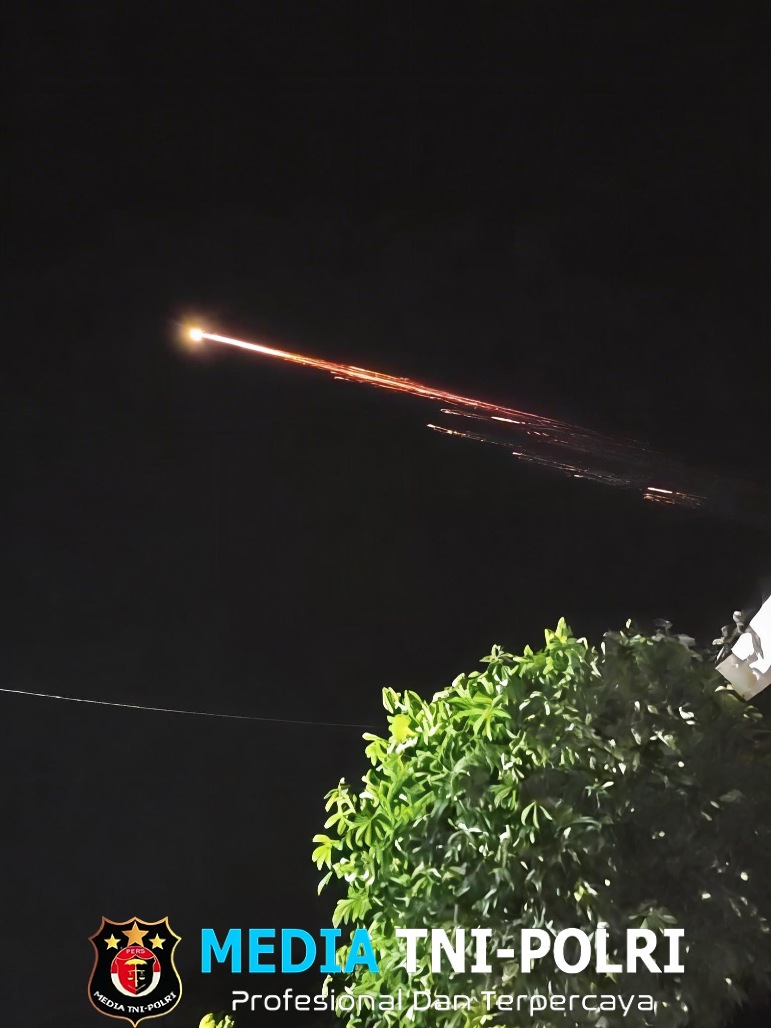 Heboh di Malam Hari, Benda Bercahaya Melintasi Langit Lampung