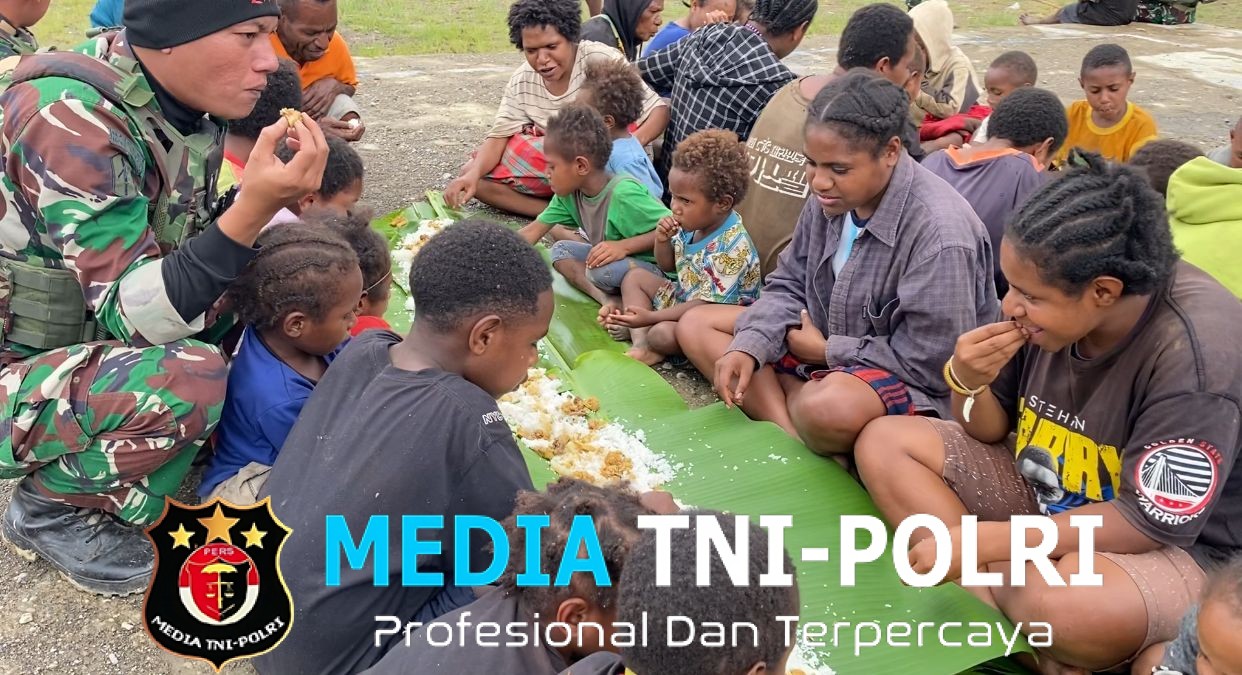 Satu Daun Pisang, Satu Kebersamaan Pos Bulangkop dan Warga Tunjukkan Harmoni TNI-Rakyat Lewat Makan Bersama