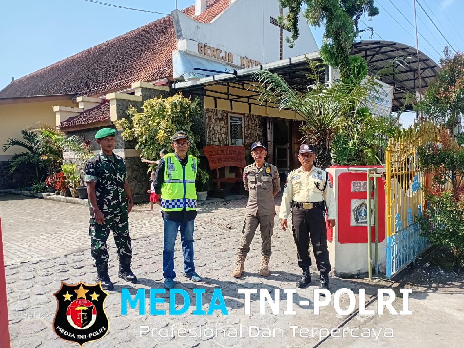 Babinsa Babadan Bersama Satgas Bela Kasih Amankan Ibadah Paskah 2026 Di Gereja Katolik ST. Petrus Paulus