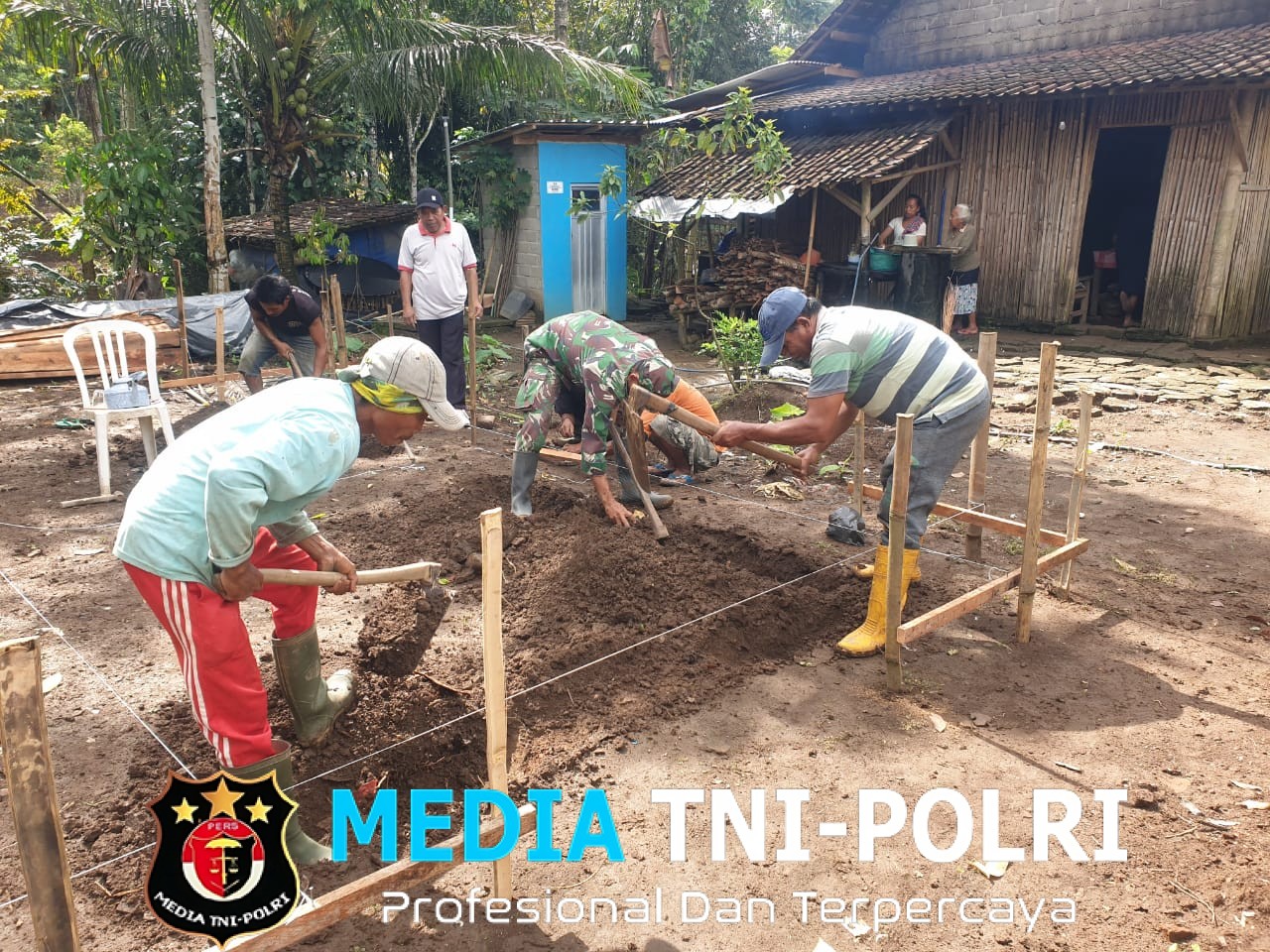 Kepedulian TNI, Babinsa Wlingi Bantu Pembangunan Pondasi Rumah Bapak Sugino