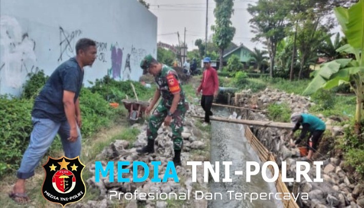 Babinsa Bangun Talud Irigasi Sawah Bersama Warga