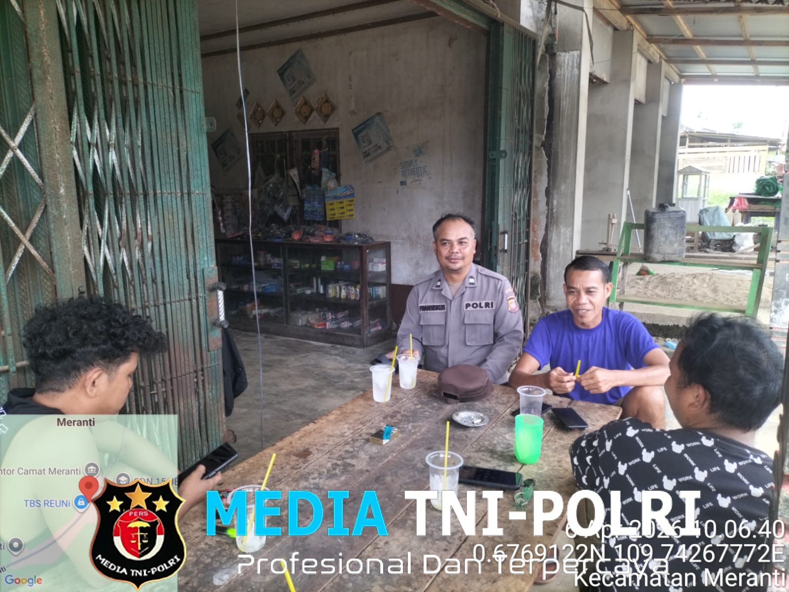 Warga Asyik Santai di Warung, Polisi Datang Bawa Pesan Kamtibmas