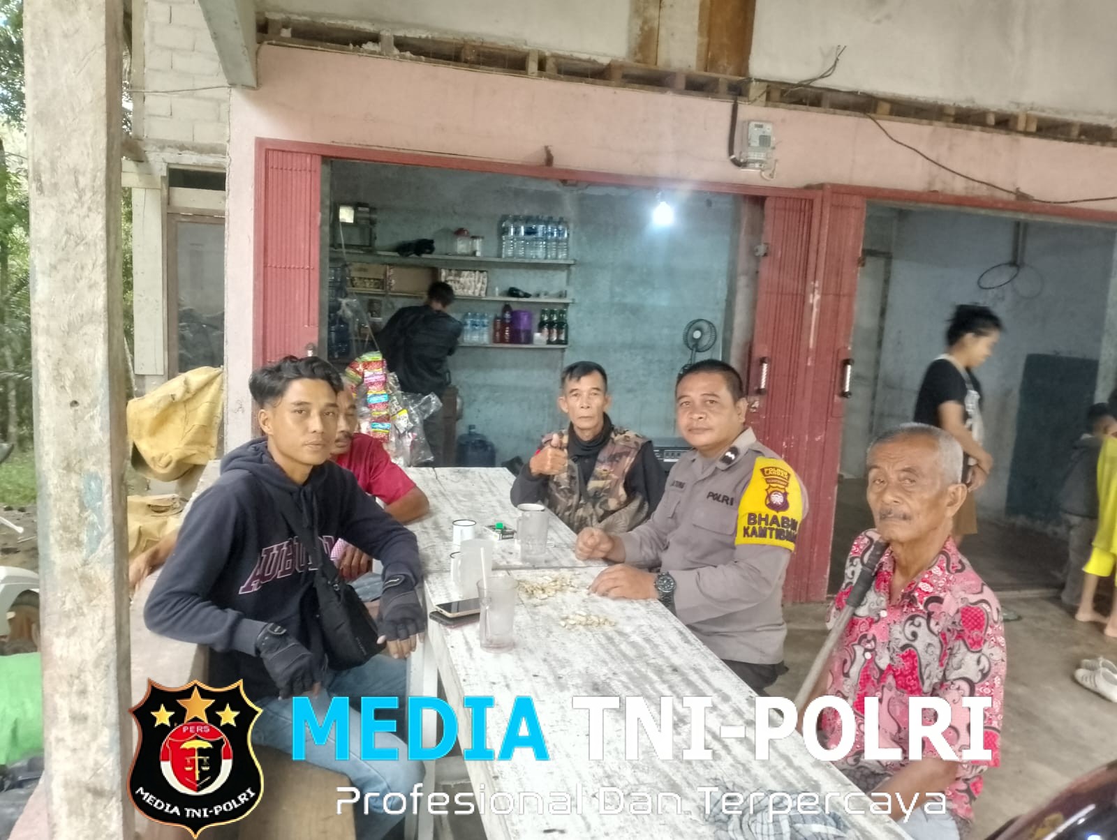 Bhabinkamtibmas Polsek Kuala Behe Aktif Sambangi Warga Desa Binaan, Sampaikan Pesan Kamtibmas