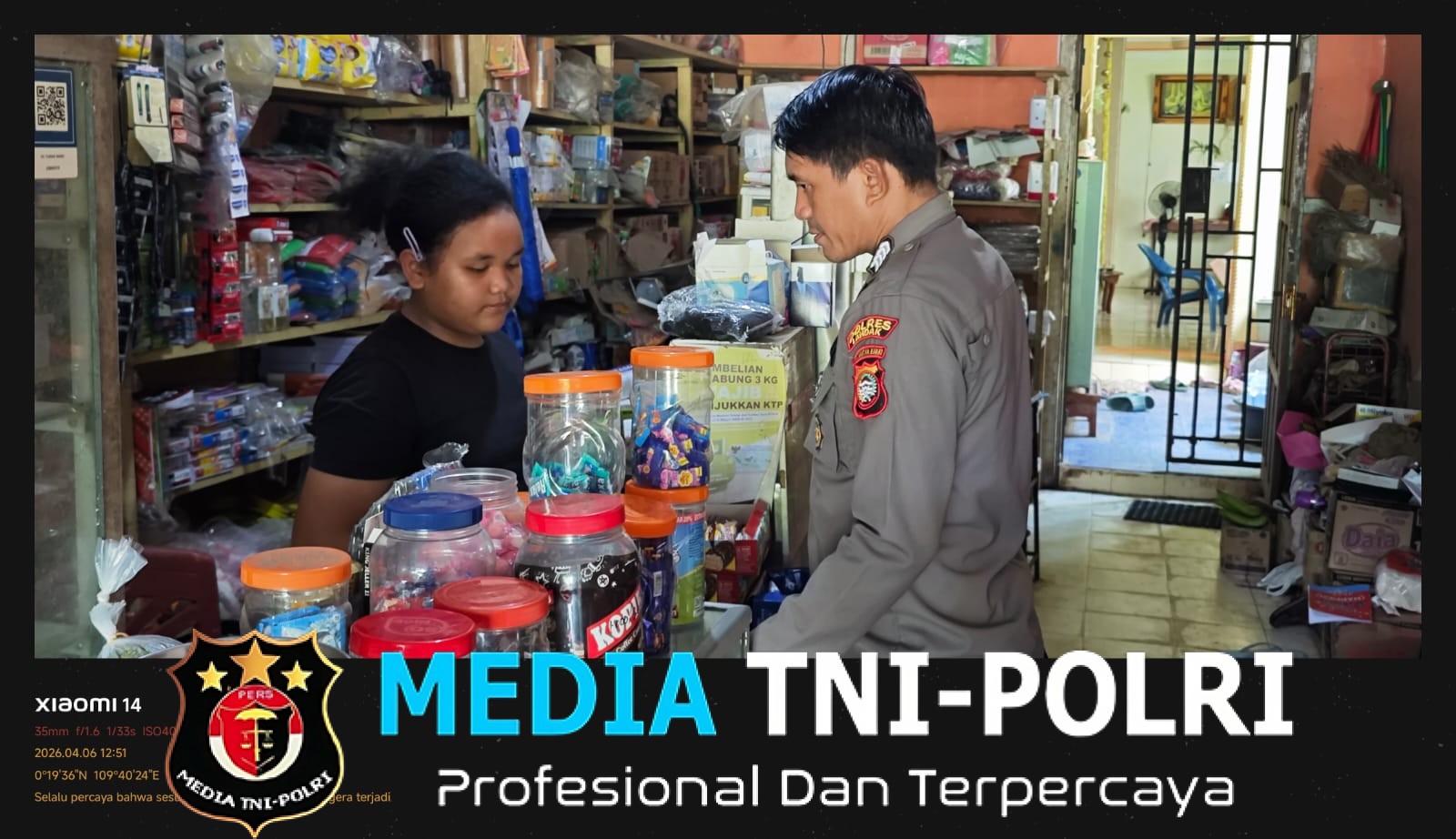 Humanis dan Preventif, Petugas Piket Sampaikan Pesan Kamtibmas kepada Pemilik Toko