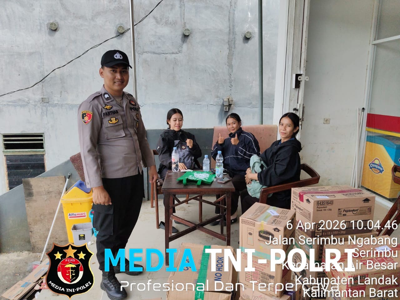 Warga Duduk Istirahat di Depan Alfamart, Polisi Hadir Beri Imbauan Kamtibmas