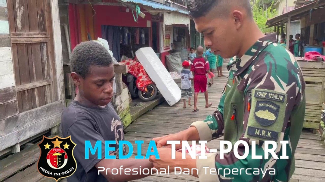 Gotong Royong di Pelabuhan Sahapikya, TNI dan Warga Edukasi Anak SD Cegah Sarang Nyamuk