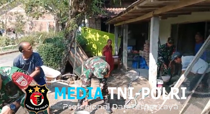 Babinsa dan Warga Gotong Royong Renovasi Rumah Tidak Layak