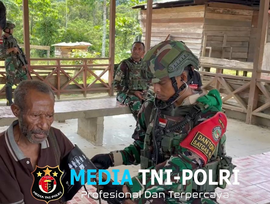 Pos Selal Yonif 751/VJS Berikan Pengobatan Gratis bagi Warga Kampung Kalomdol