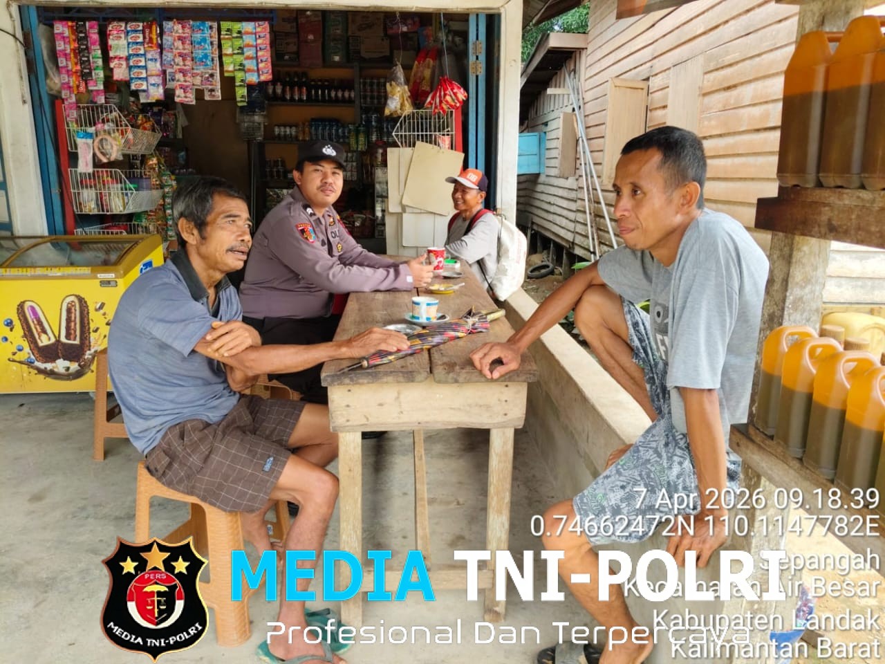 Duduk Bersama Warga Saat Patroli Siang, Ini Cara Humanis Polisi Jaga Kamtibmas di Air Besar