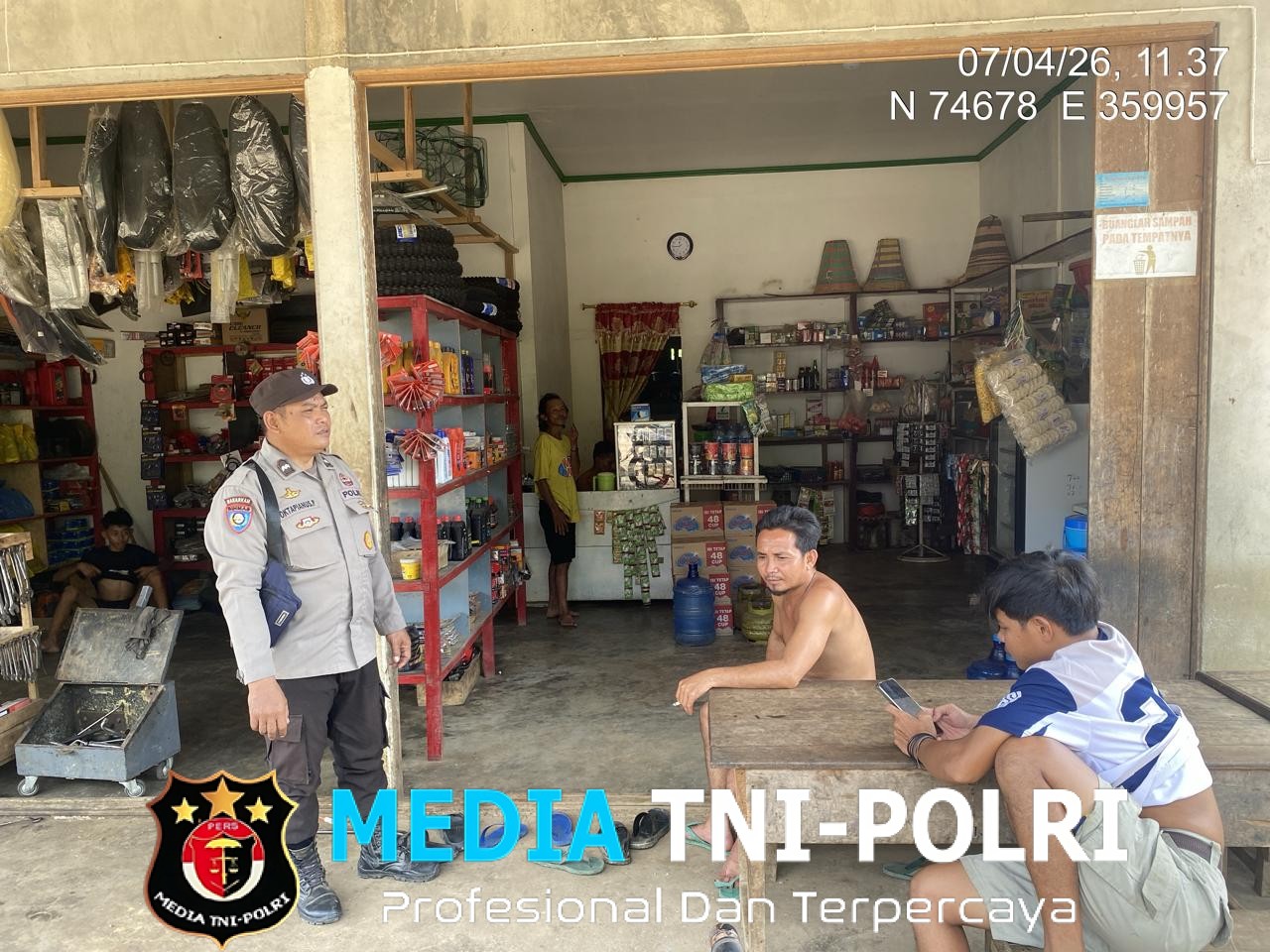 Polisi Datangi Bengkel Saat Patroli Siang, Warga Diberi Imbauan Kewaspadaan