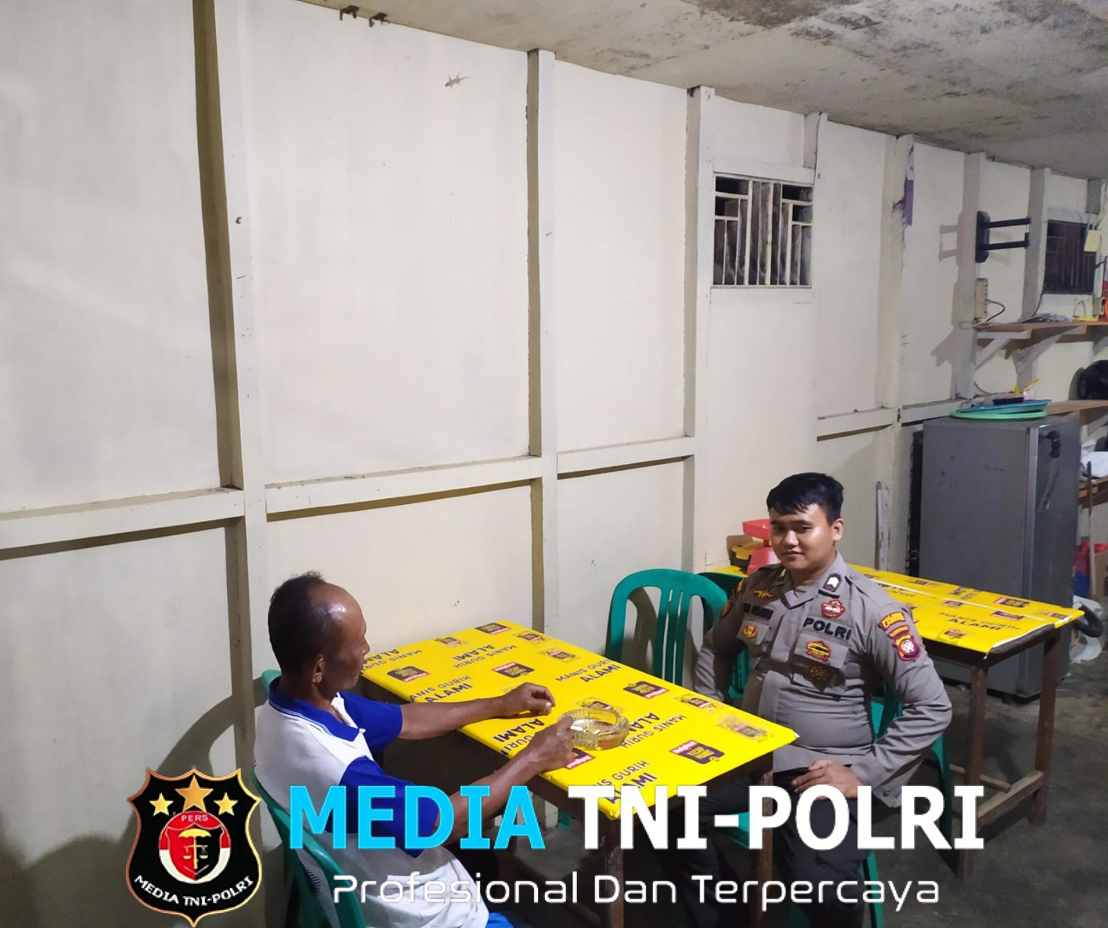 Duduk Santai Bersama Warga, Personel Subsektor Sompak Sampaikan Pesan Kamtibmas Saat Patroli Malam