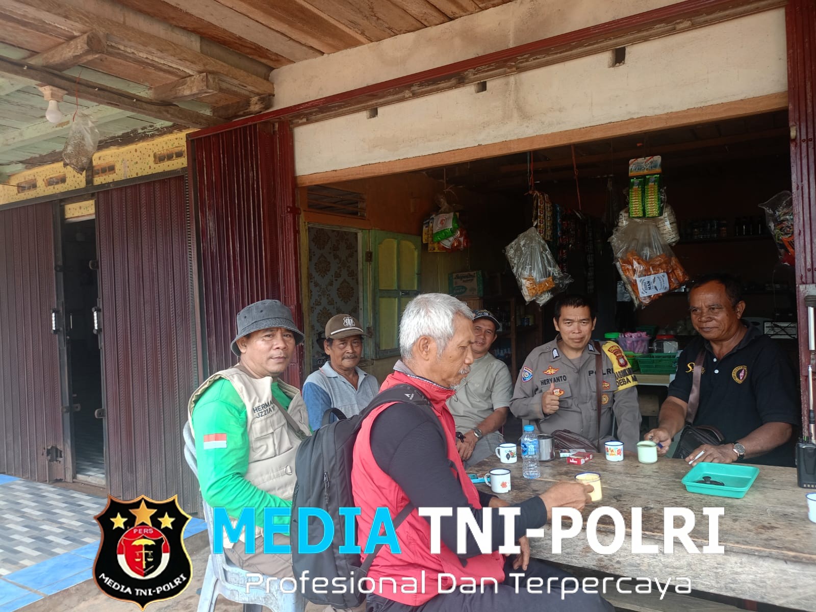 Secangkir Kopi, Segudang Inspirasi Cara Humanis Bripka Heryanto Dekat dengan Warga