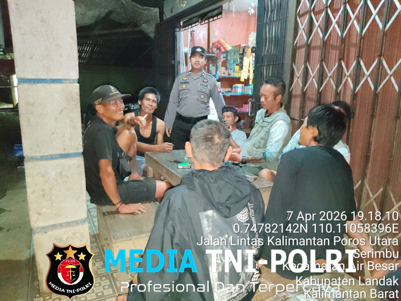 Polisi Sambangi Warga yang Sedang Santai Malam Hari, Suasananya Malah Jadi Akrab