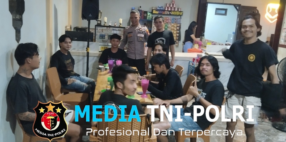 Suasana Akrab Saat Patroli Malam, Polisi Sampaikan Pesan Kamtibmas kepada Warga