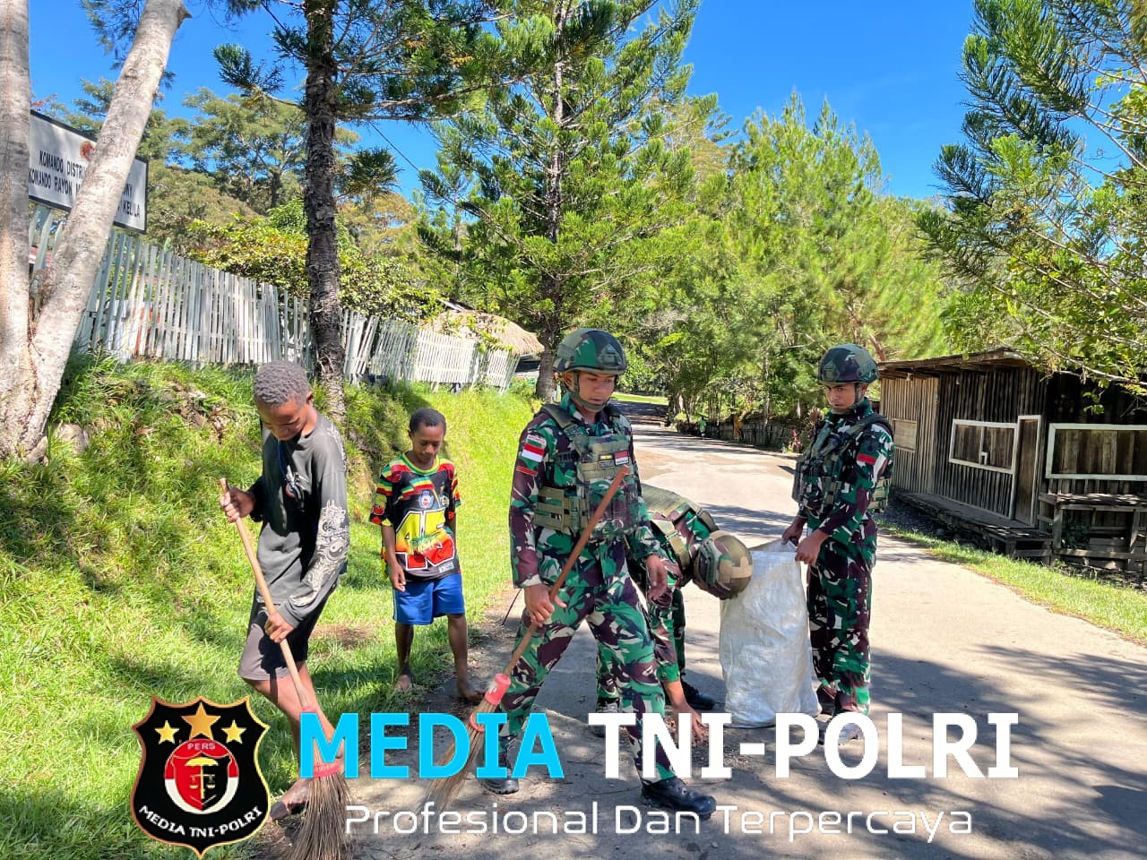 Sinergi Menuju Papua Lebih Indah, Satgas Yonif 521/DY Bersama Babinsa dan Warga Gelar Karya Bakti di Kelila