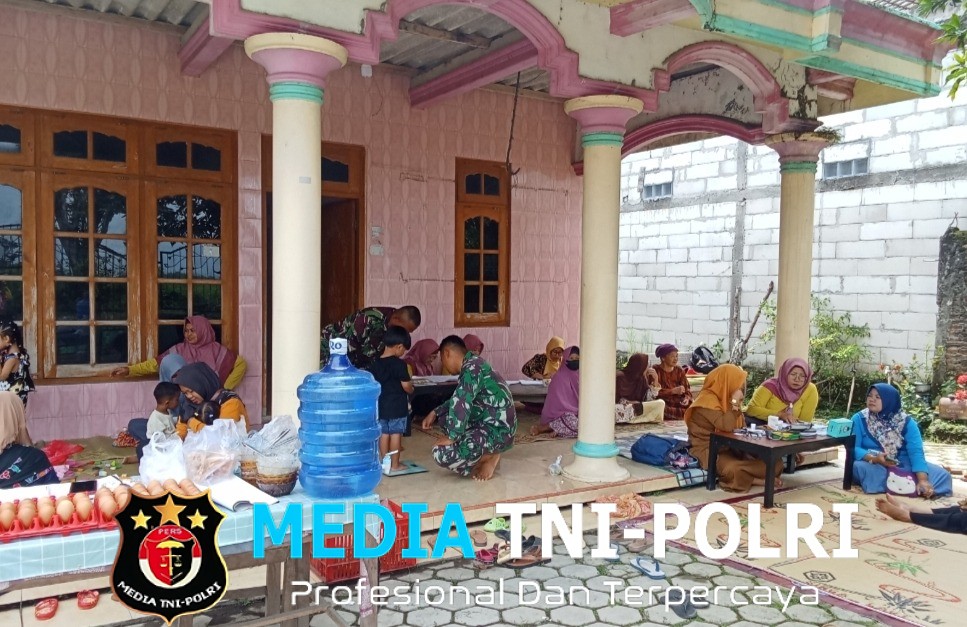 Babinsa Berinteraksi Dengan Para Ibu dari Balita Di Posyandu