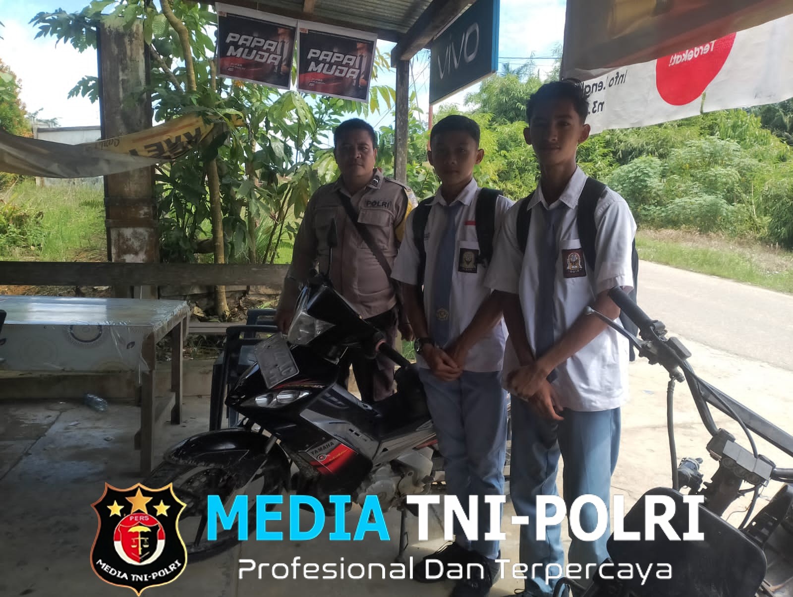 Bhabinkamtibmas Polsek Kuala Behe Laksanakan Patroli Dialogis, Sampaikan Pesan Kamtibmas Kepada Warganya