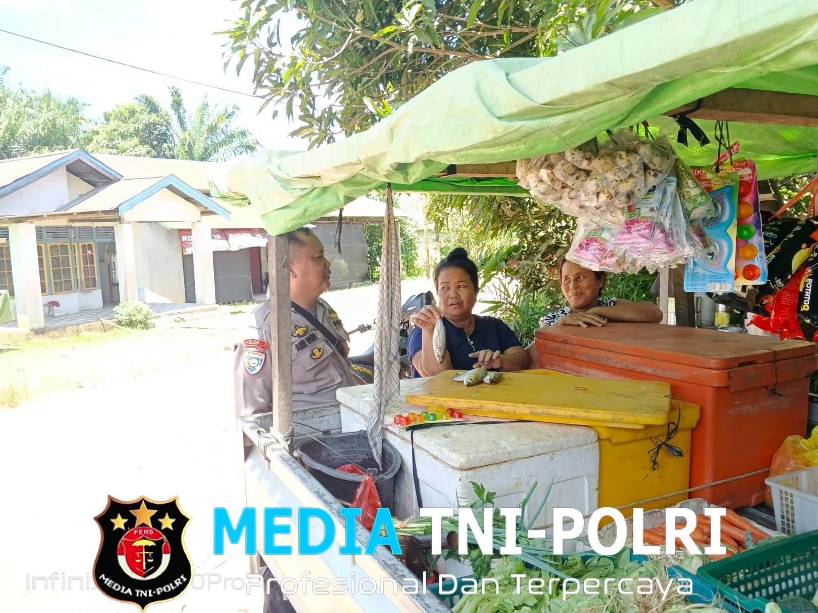 Humanis di Tengah Panasnya Cuaca, Polisi Sambang Pedagang Sayur dan Ikan