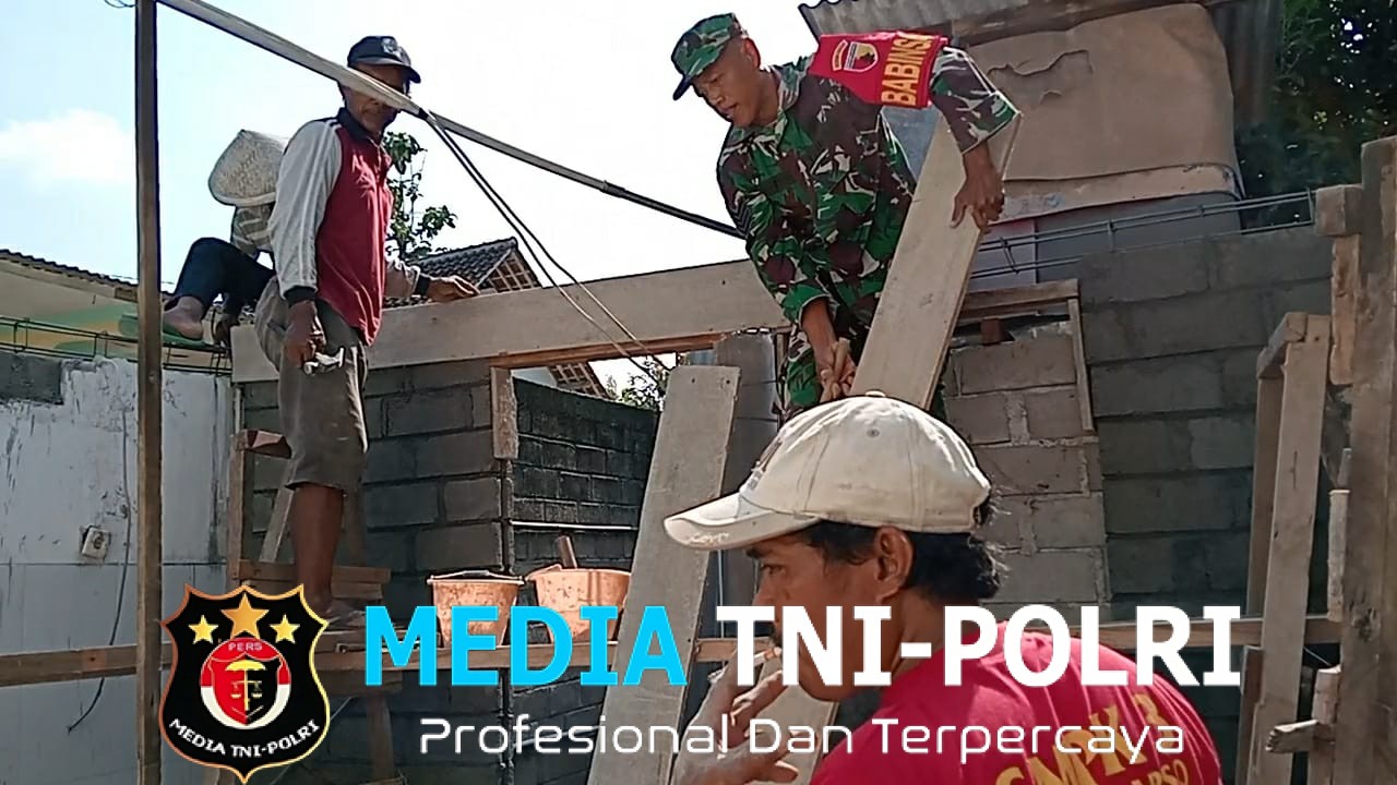 Wujud Nyata Kemanunggalan TNI Dengan Rakyat, Babinsa Pakunden Bantu Renovasi RTLH