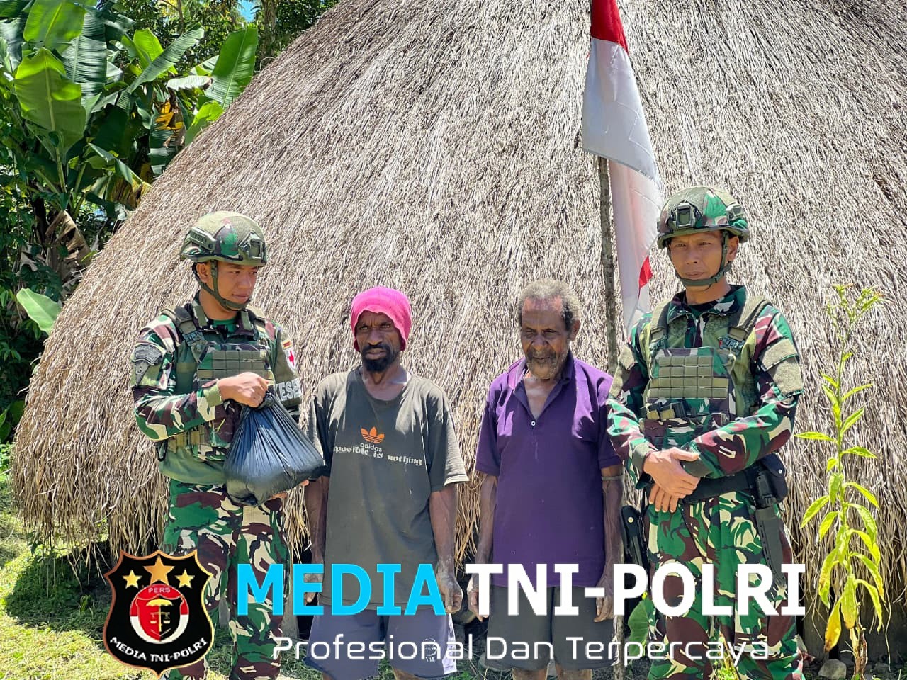 Ciptakan Honai Bersih dan Sehat, Satgas Yonif 521/DY Gelar Karya Bakti Bersama Warga di Distrik Walesi
