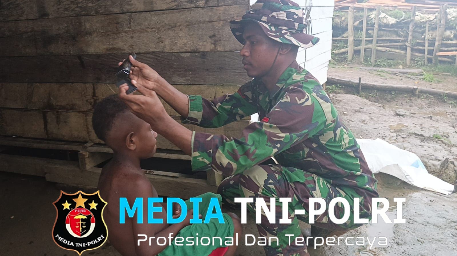 Pos Denom Satgas Yonif 751/VJS Cukur Gratis Rambut Anak-Anak Perbatasan, Wujud Kepedulian TNI bagi Generasi Muda