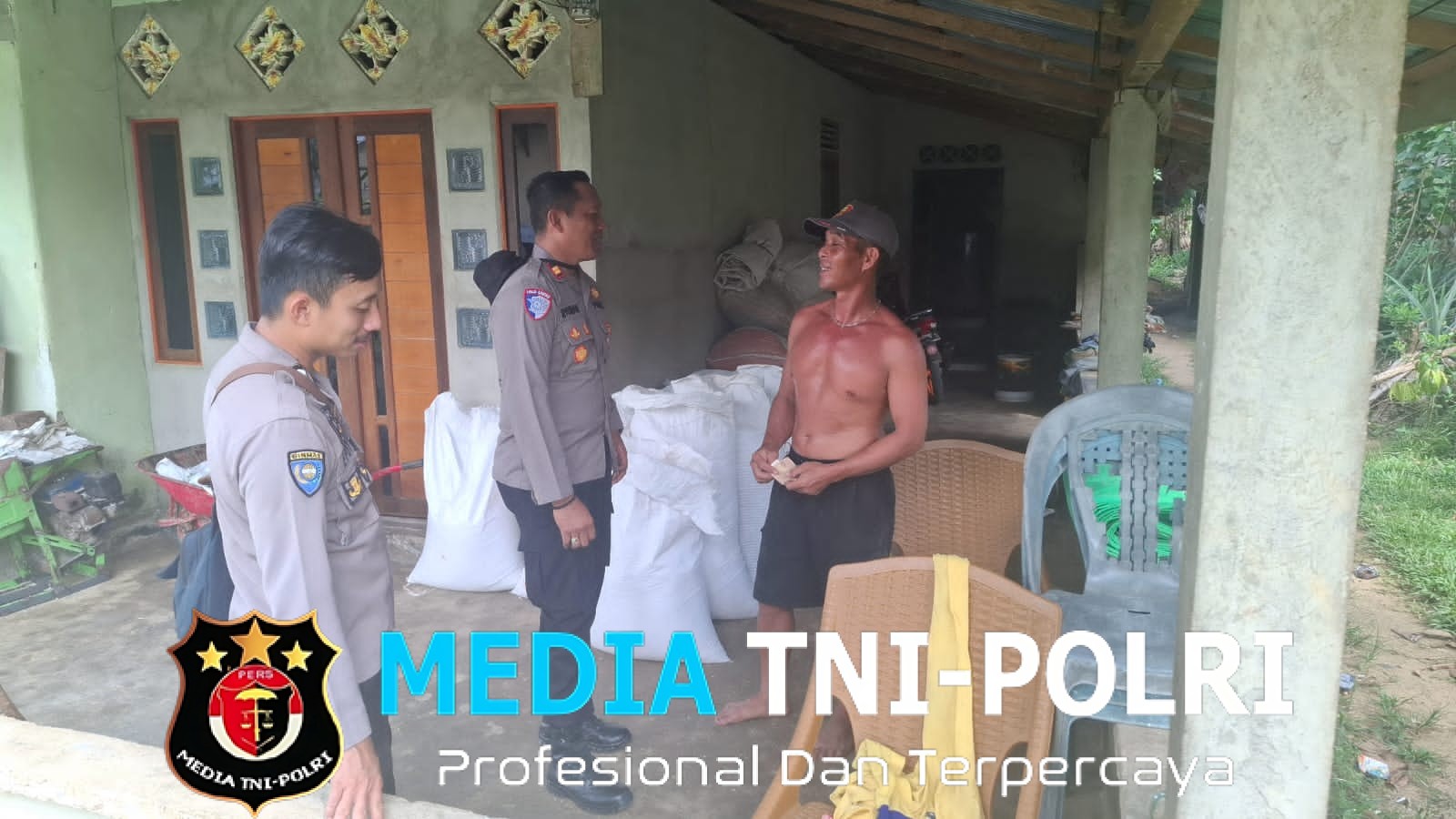 Kapolsek Bersama Bhabinkamtibmas Desa Ladangan Patroli Menyambangi Rumah Warga Untuk Jalin Kedekatan