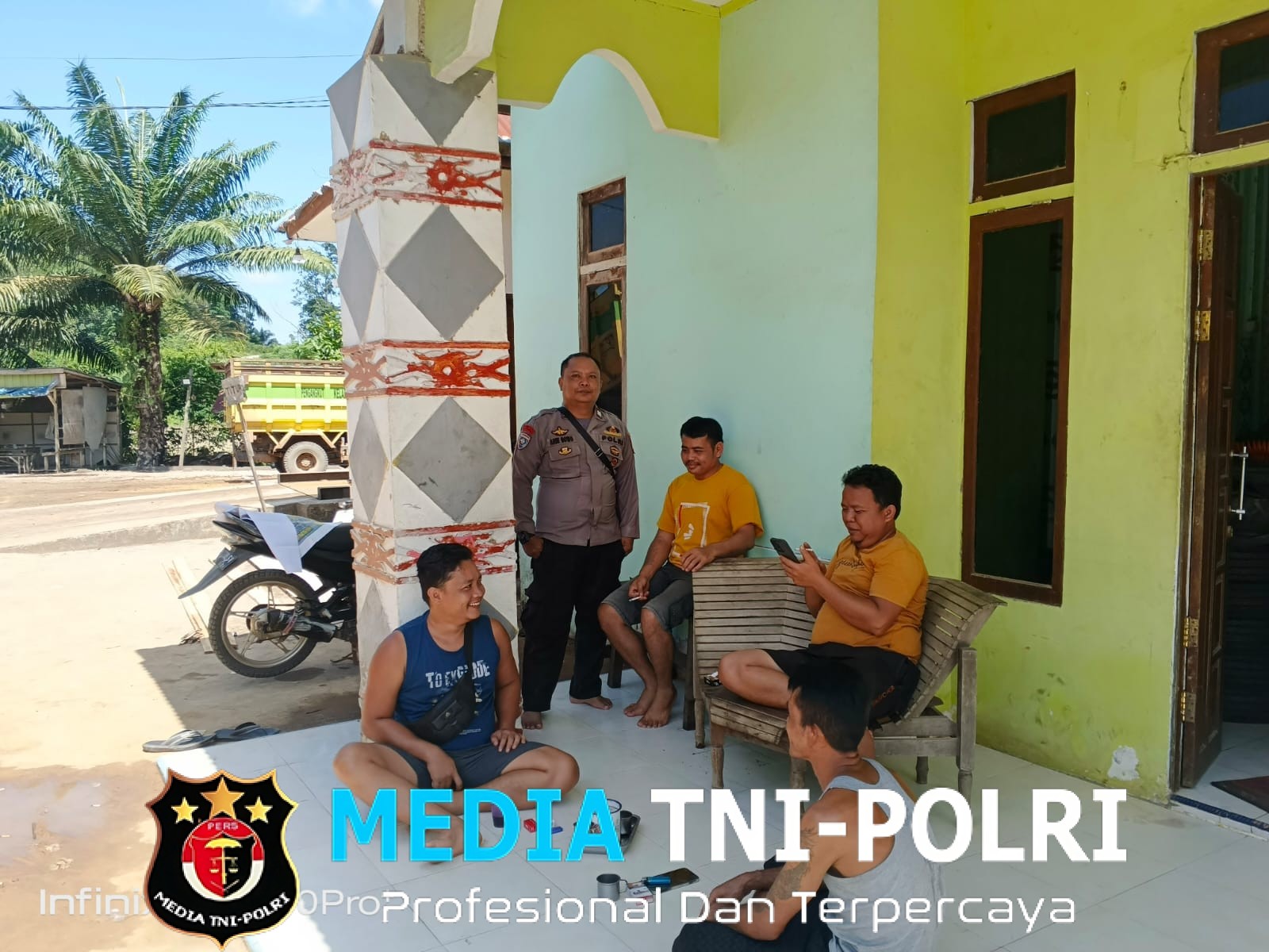 Polisi Tiba-Tiba Datang ke Rumah Warga, Suasana Santai Berubah Jadi Penuh Keakraban