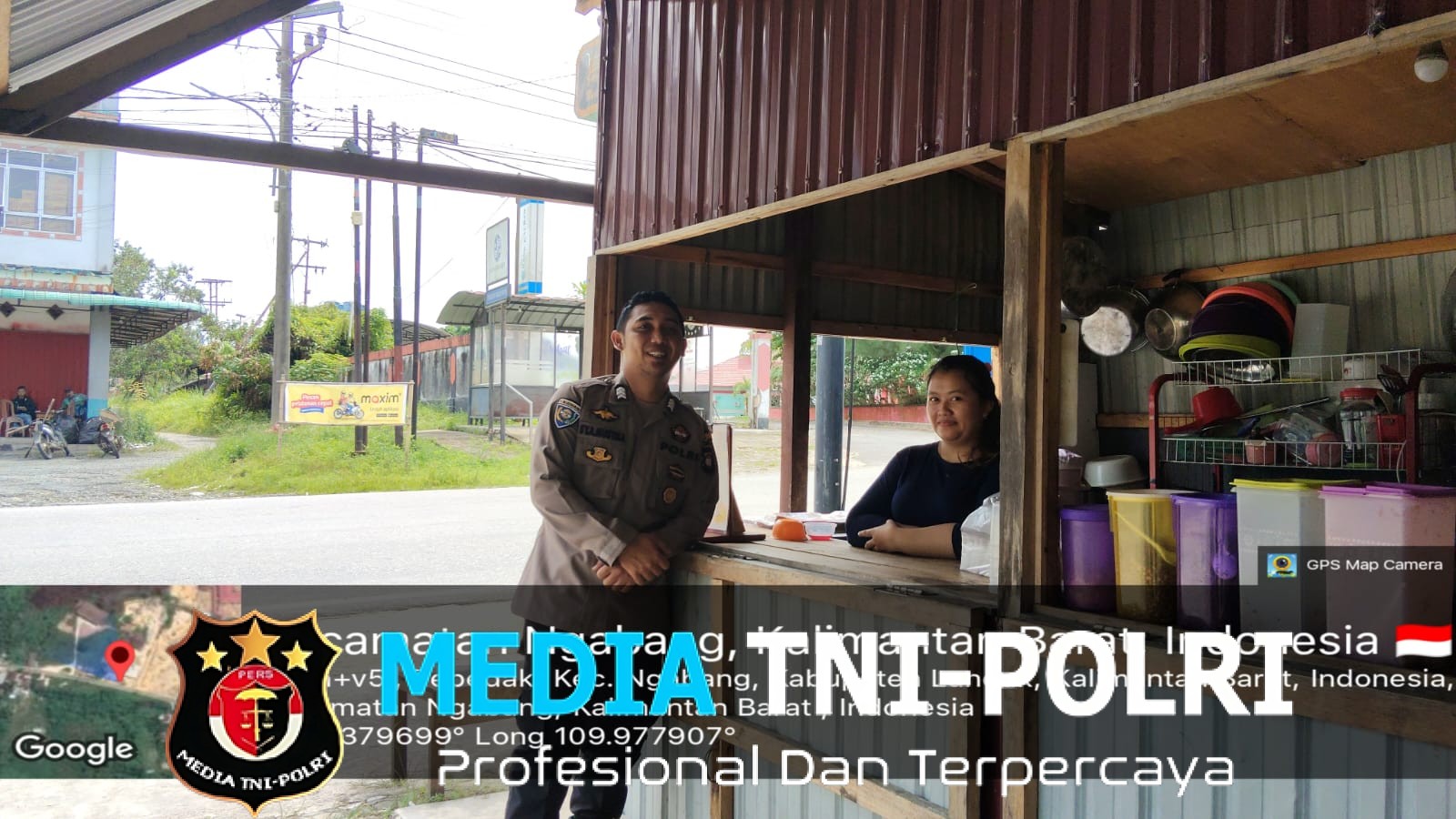 Sapa Pedagang Dan UMKM Personil Polsek Ngabang Saat Melaksanakan Patroli Untuk Ciptakan Situasi Aman