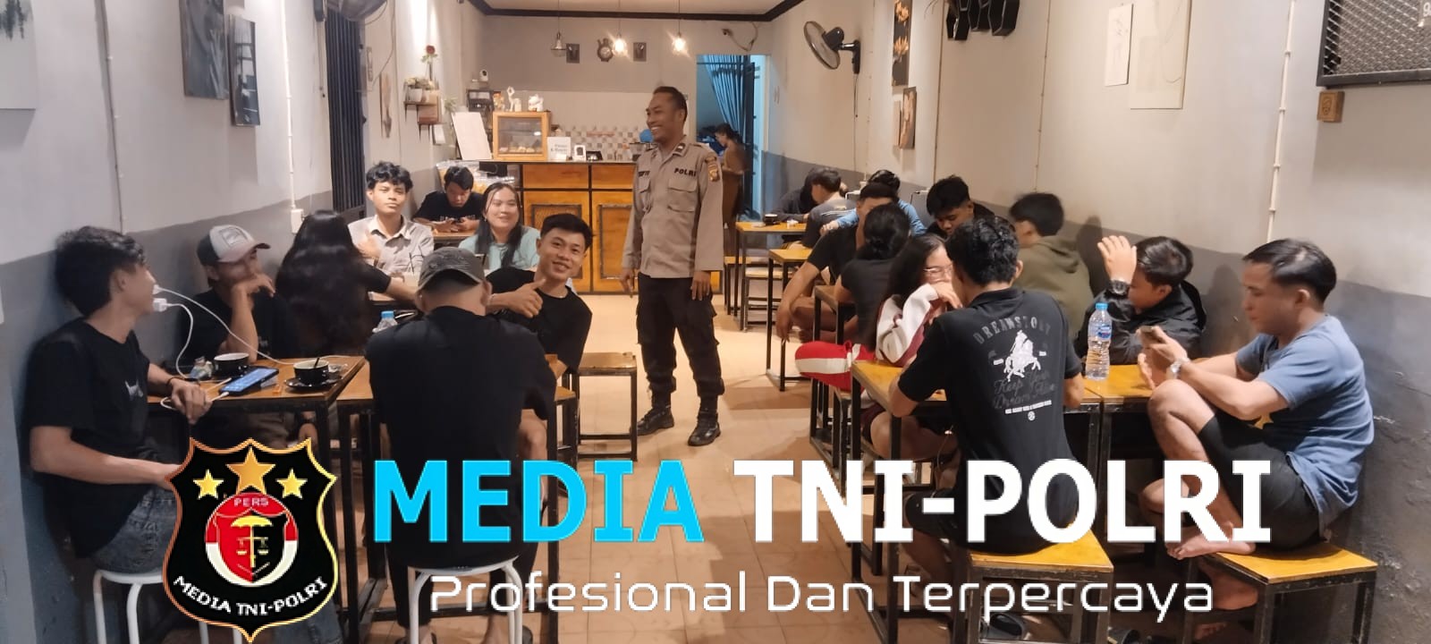 Ngopi Santai di Kafe, Polisi Ajak Warga Cerdas Bermedia Sosial