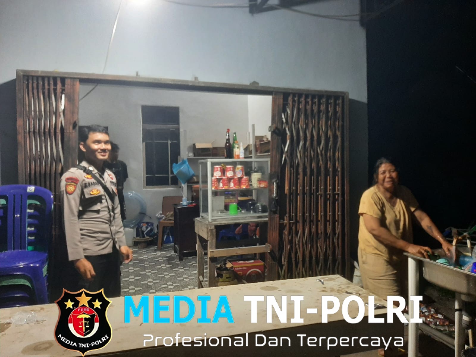 Patroli Malam Polisi Sambangi Warga yang Tengah Bersantai, Berikan Pesan Kamtibmas