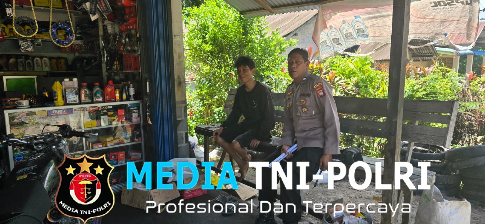 Patroli Siang, Polisi Sambangi Warga yang Sedang Perbaiki Motor di Bengkel