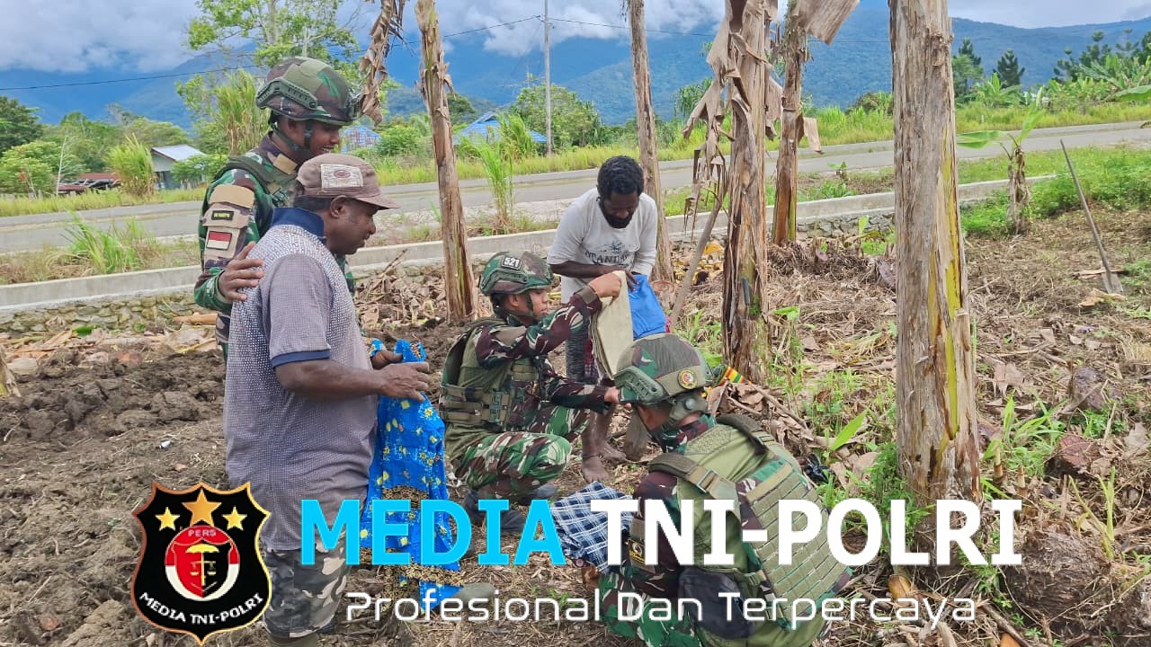 Bangkitkan Semangat Bertani, Satgas Yonif 521/DY Bantu Penyiapan Lahan dan Salurkan Pakaian Layak di Distrik Kobakma